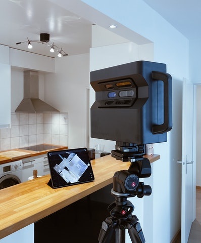 Caméra MatterPort en cours de numérisation d&rsquo;un appartement - visite virtuelle 360 DIAG360