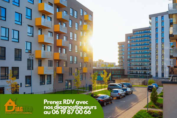 Vue en contre-plongée d'un immeuble d'habitation moderne contre un ciel bleu